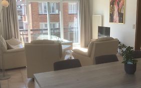 Ruim zonnig appartement op 50m van strand